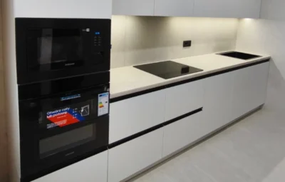 Кухня со встроенной техникой (прямая, 6 секций, светлая)