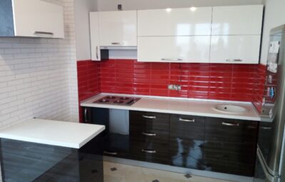 кухня на фоне красной плитки. Выглядит супер !