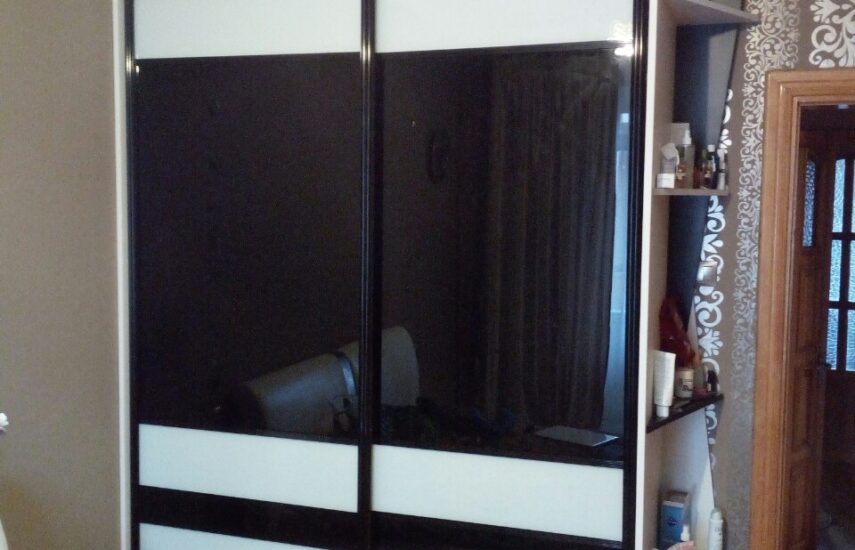 Шкаф-купе Стекло, лакобель, тёмный с белыми вставками
