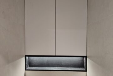 Шкаф в туалет с подсветкой