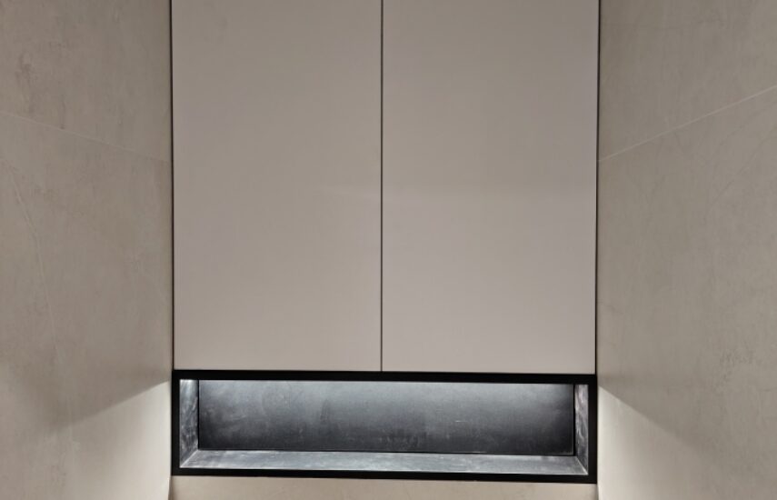 Шкаф в туалет с подсветкой