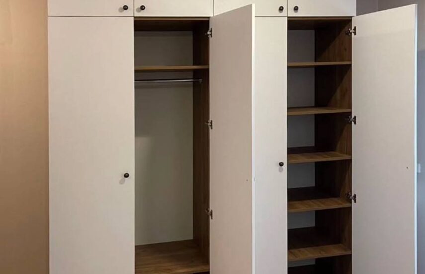 Шкаф с белыми фасадами и подвесной тумбой