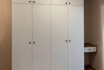 Шкаф с белыми фасадами и подвесной тумбой