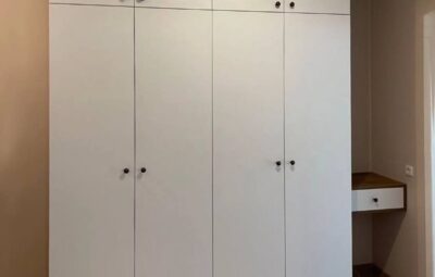Шкаф с белыми фасадами и подвесной тумбой