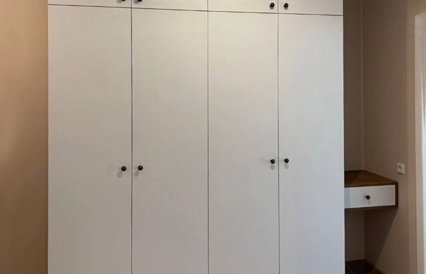 Шкаф с белыми фасадами и подвесной тумбой