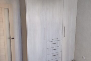 Шкаф с антресолью и выдвижными ящиками