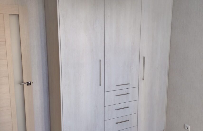 Шкаф с антресолью и выдвижными ящиками