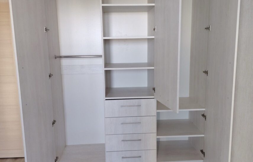 Шкаф с антресолью и выдвижными ящиками