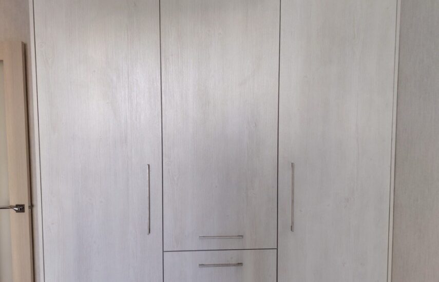 Шкаф с антресолью и выдвижными ящиками