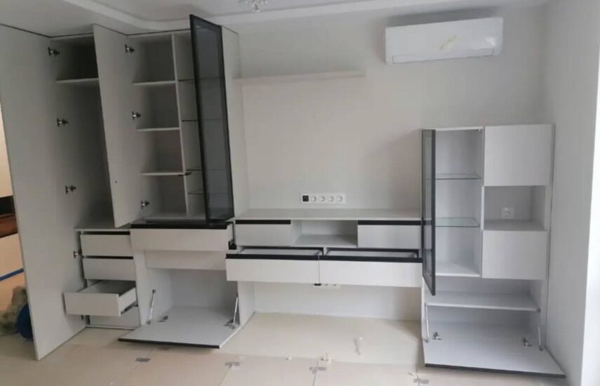 Горка в гостиную, серая со стеклянными фасадами