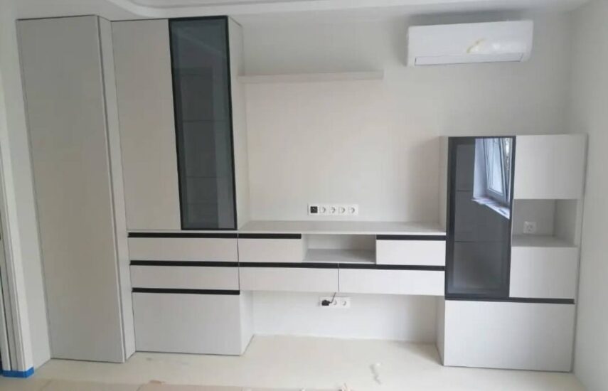 Горка в гостиную, серая со стеклянными фасадами