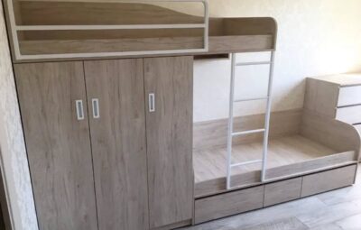 Двухъярусная кровать и стол в детскую