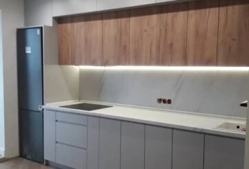 Серая кухня в сочетание с деревом