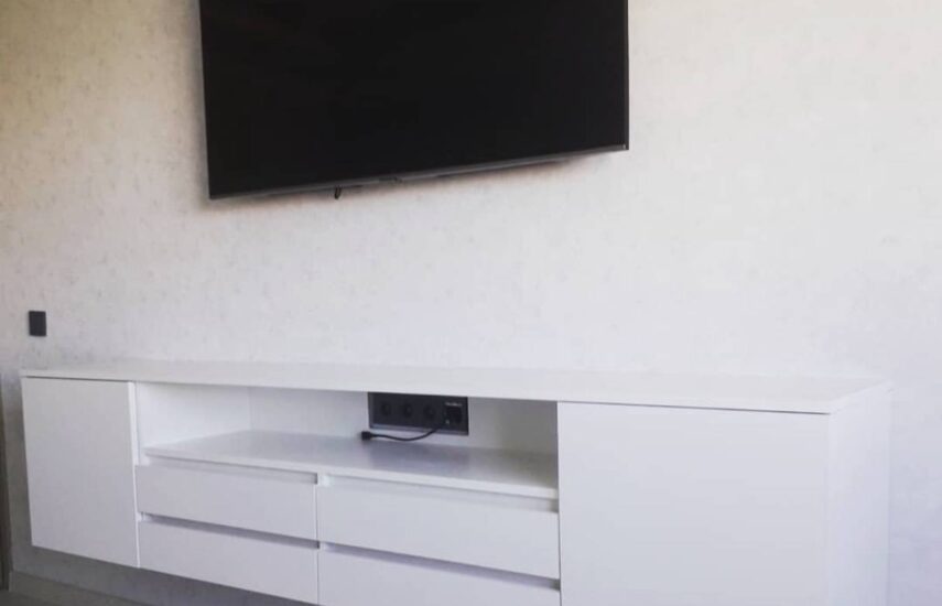 Белая подвесная тумба под TV