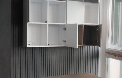 Стол с подвесными полками