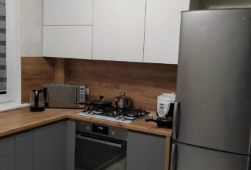 Кухня с белыми и серыми фасадыми.