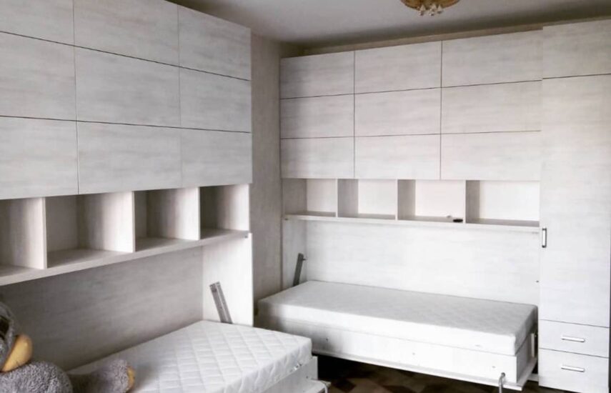 Две кровати-трансформер и стол в детскую комнату