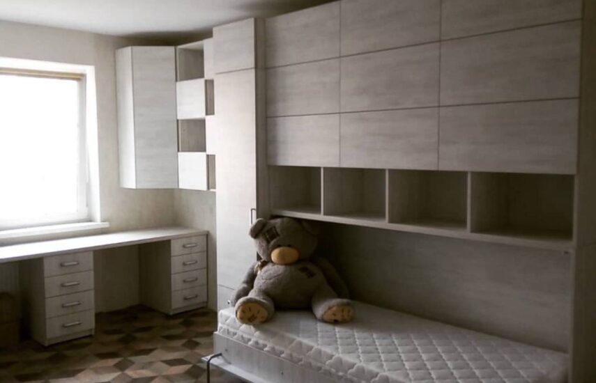 Две кровати-трансформер и стол в детскую комнату