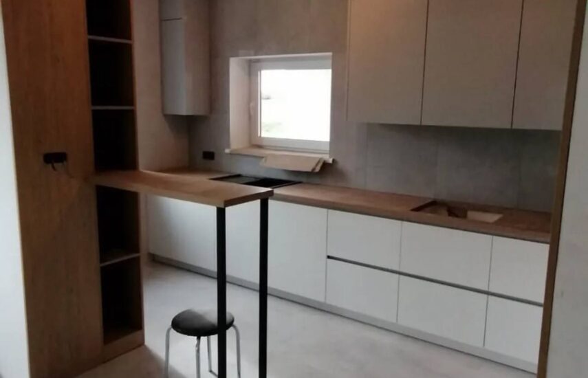 Кухня выполнена в минималистичном стиле с элегантной цветовой гаммой.