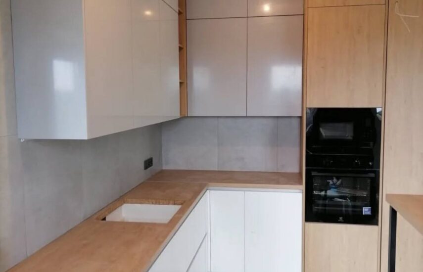 Кухня выполнена в минималистичном стиле с элегантной цветовой гаммой.