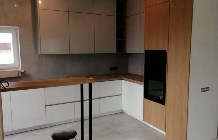 Кухня выполнена в минималистичном стиле с элегантной цветовой гаммой.