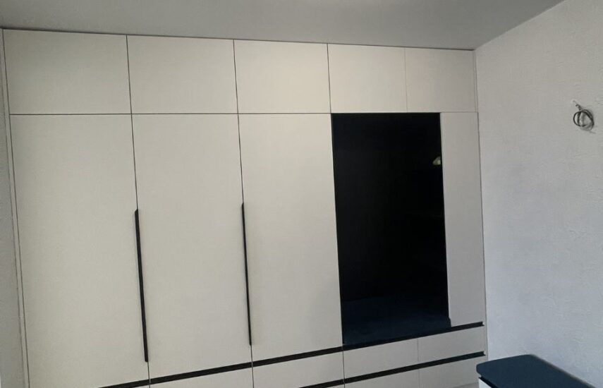 Шкаф и банкетка в прихожую