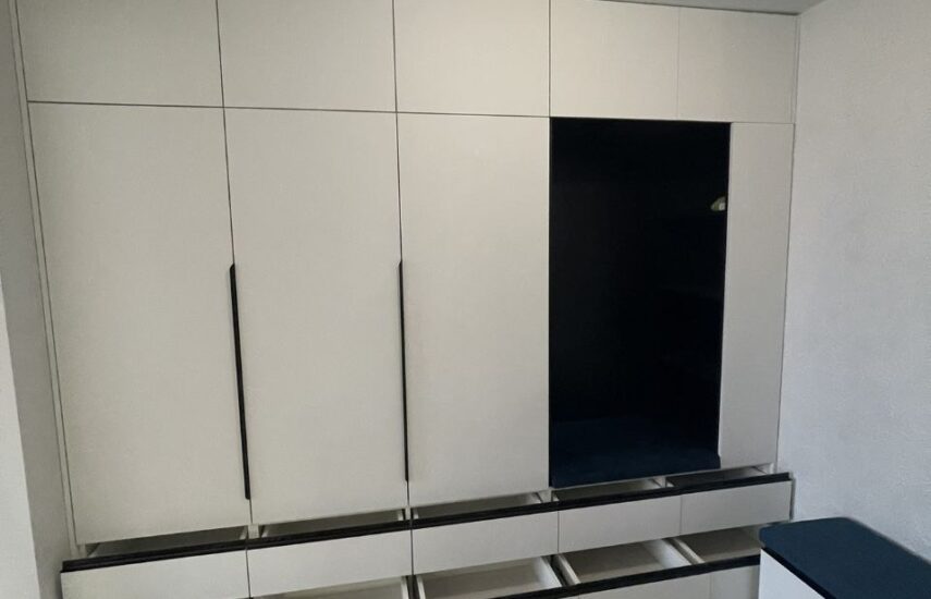 Шкаф и банкетка в прихожую