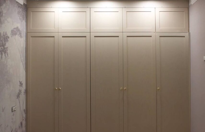 Шкаф с рамочными фасадами из крашеного шпона