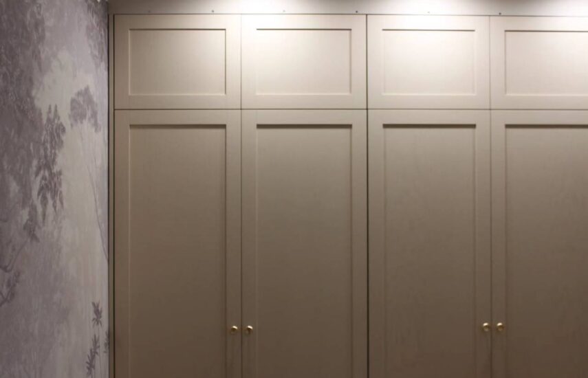 Шкаф с рамочными фасадами из крашеного шпона