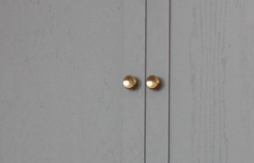 Серый шкаф из крашеного шпона