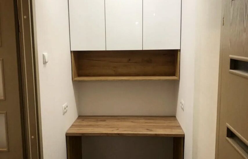 Стол с подвесными полками