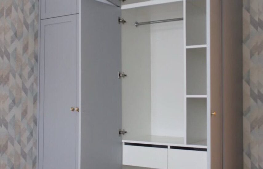 Серый шкаф из крашеного шпона