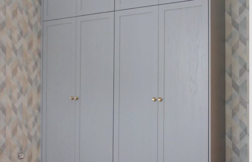 Серый шкаф из крашеного шпона