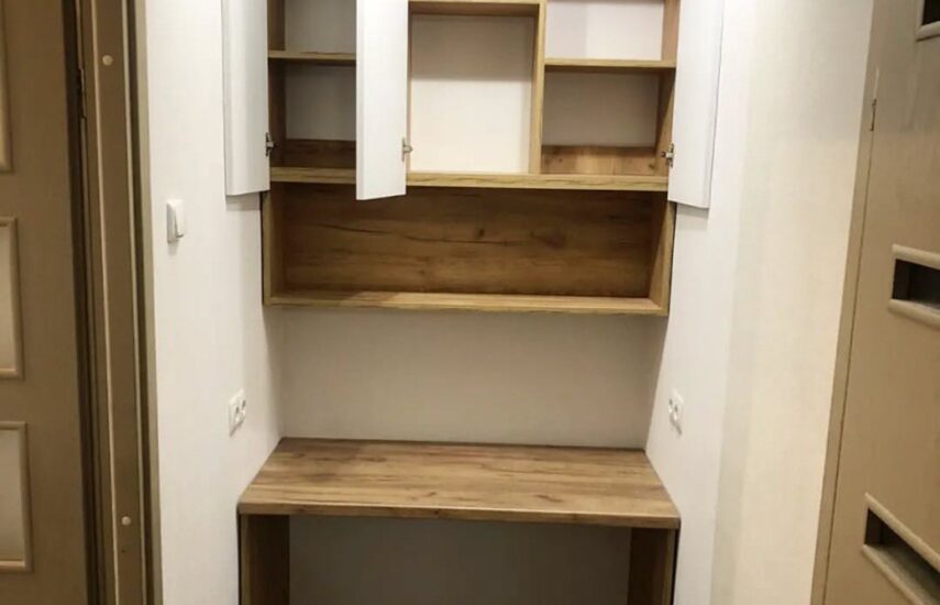 Стол с подвесными полками