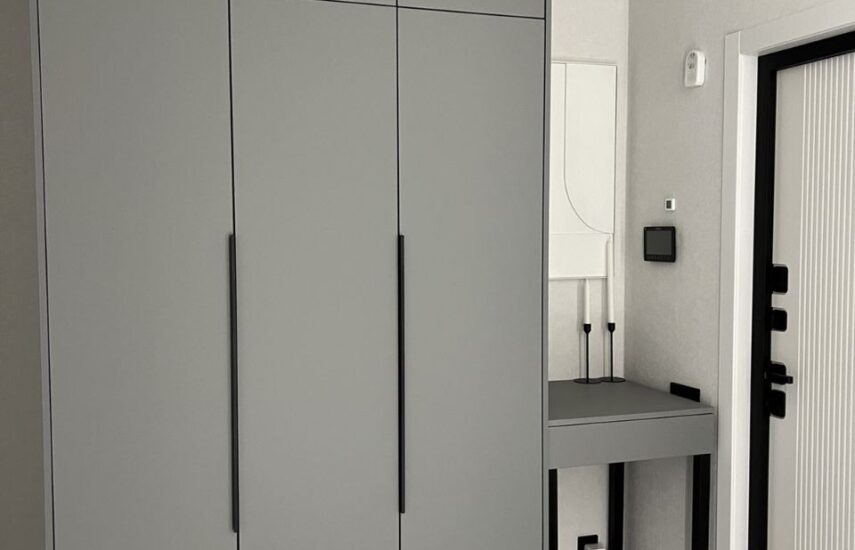 Стильный шкаф и тумба в прихожею