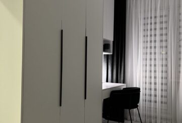 Белый шкаф с антресолью