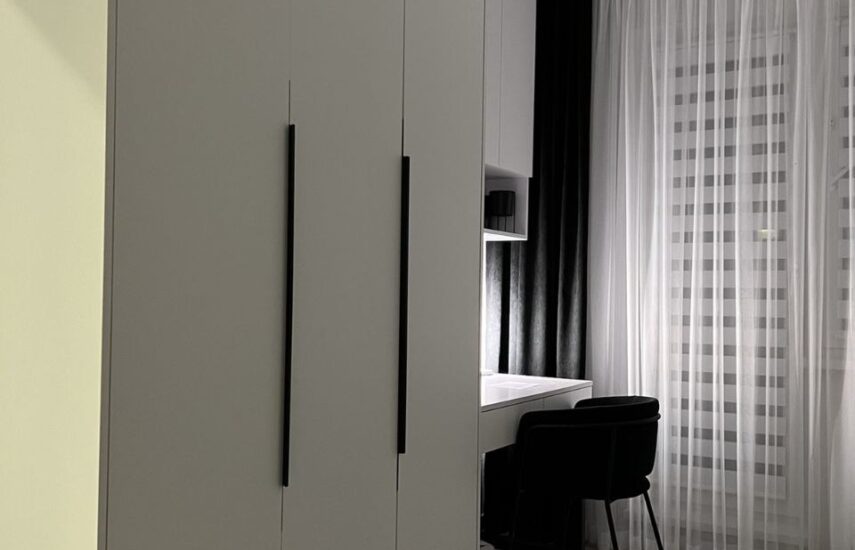 Белый шкаф с антресолью