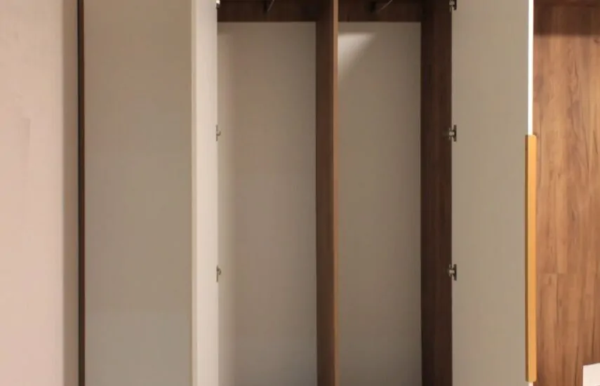 Кровать-трансформер с зоной хранения одежды для спальни