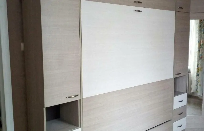 Двуспальная кровать-трансформер с нишами для хранения в спальне