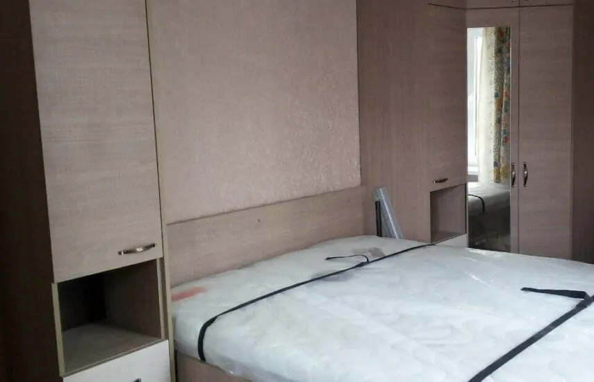 Двуспальная кровать-трансформер с нишами для хранения в спальне