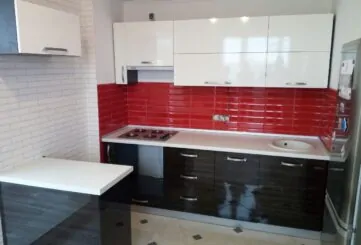 кухня на фоне красной плитки. Выглядит супер !