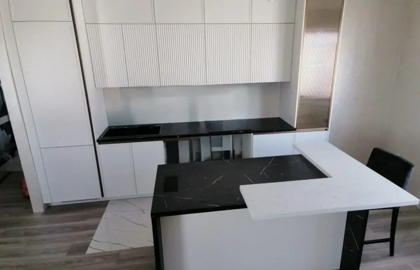 Кухня с фрезерованными «волнами» и стеклянными фасадами