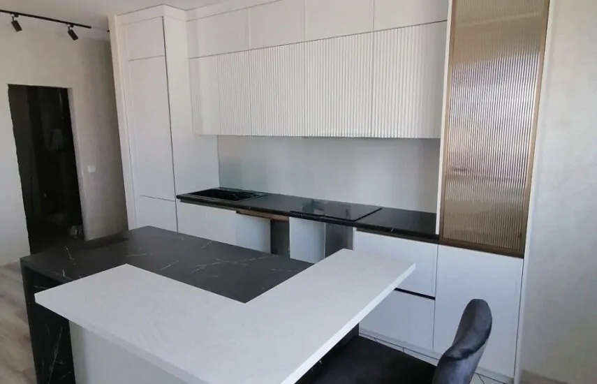 Кухня с фрезерованными «волнами» и стеклянными фасадами