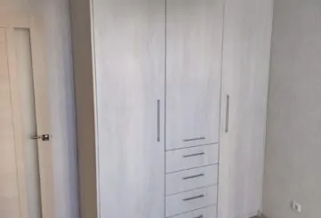 Шкаф с антресолью и выдвижными ящиками