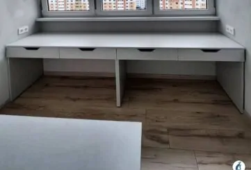 Белый стол с ящиками