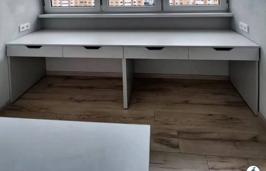 Белый стол с ящиками