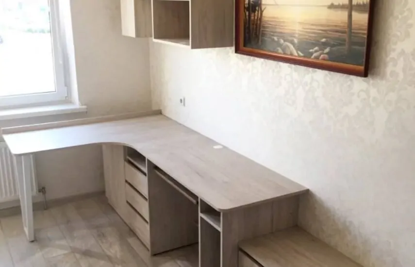 Двухъярусная кровать и стол в детскую