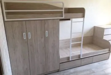 Двухъярусная кровать и стол в детскую