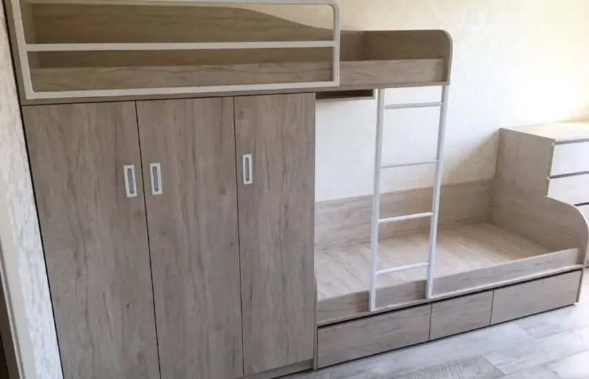 Двухъярусная кровать и стол в детскую