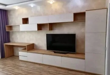 Горка в гостиную сочетание дерева и белого цвета